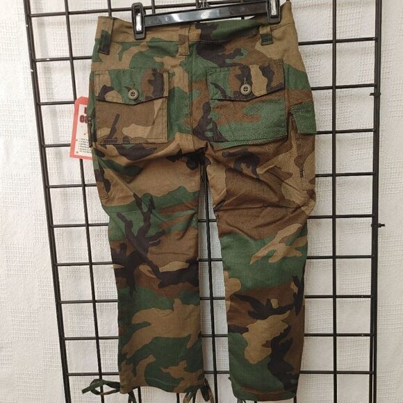 ROTHCO WOMEN'S WOODLAND CAMOUFLAGE CAPRI PANTS. - Picture 4 of 9